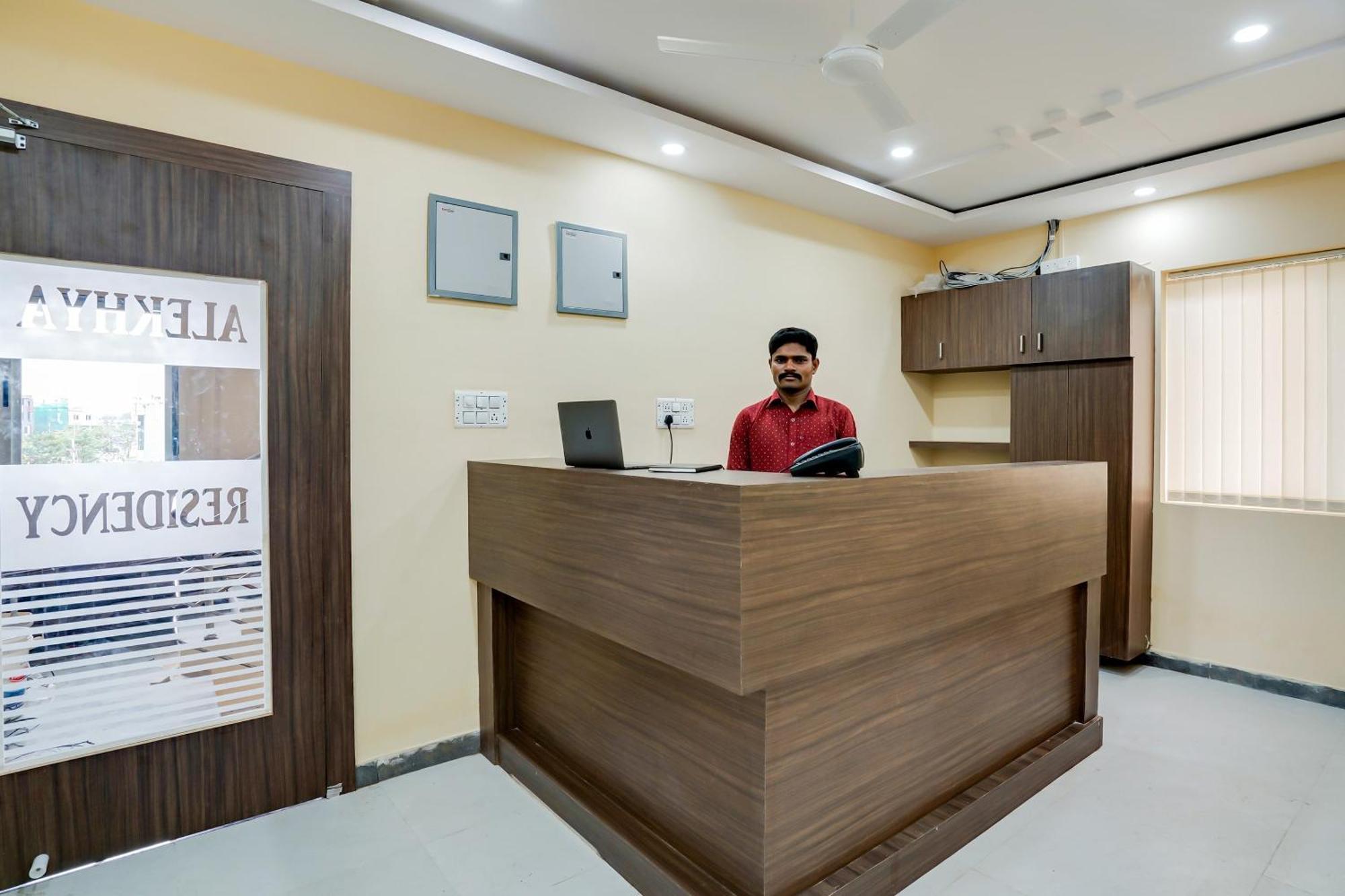 Hotel O Alekhya Residency Cafe Bahar Sururnagar Esterno foto